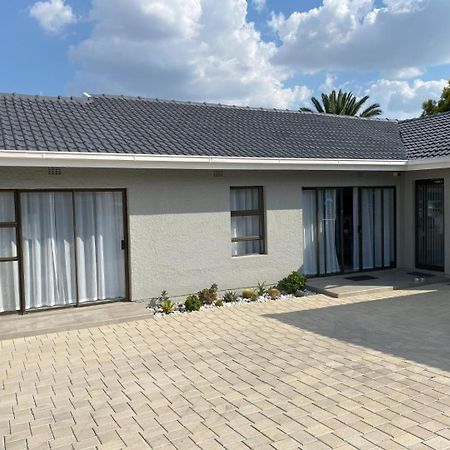 Staysure Guesthouse Alberton Extérieur photo