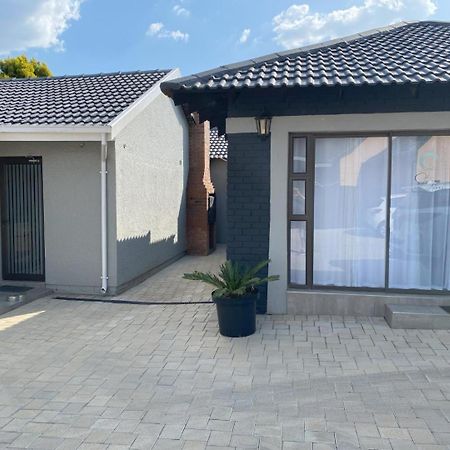 Staysure Guesthouse Alberton Extérieur photo